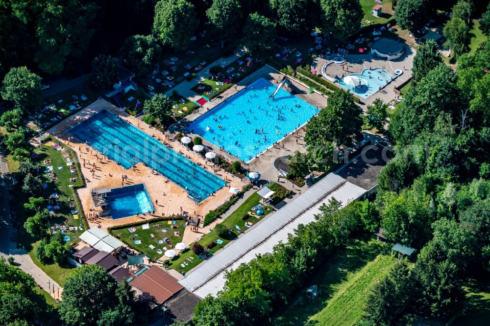 Herbolzheim from the bird's eye view: Bathers on the lawn by the pool of the swimming pool Herbolzheim in Herbolzheim in the state Baden-Wuerttemberg, Germany