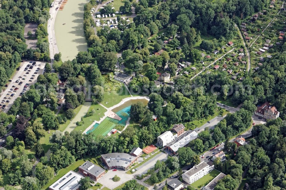 Aerial photograph München - Bathers on the lawn by the pool of the swimming pool Maria Einsiedel in Munich in the state Bavaria