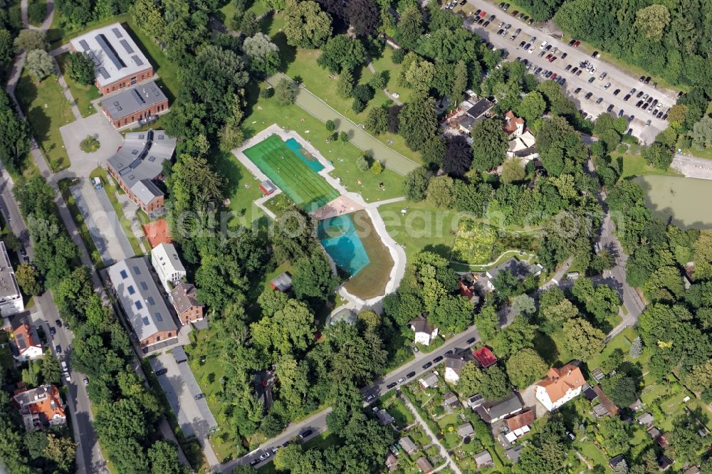 München from the bird's eye view: Bathers on the lawn by the pool of the swimming pool Maria Einsiedel in Munich in the state Bavaria