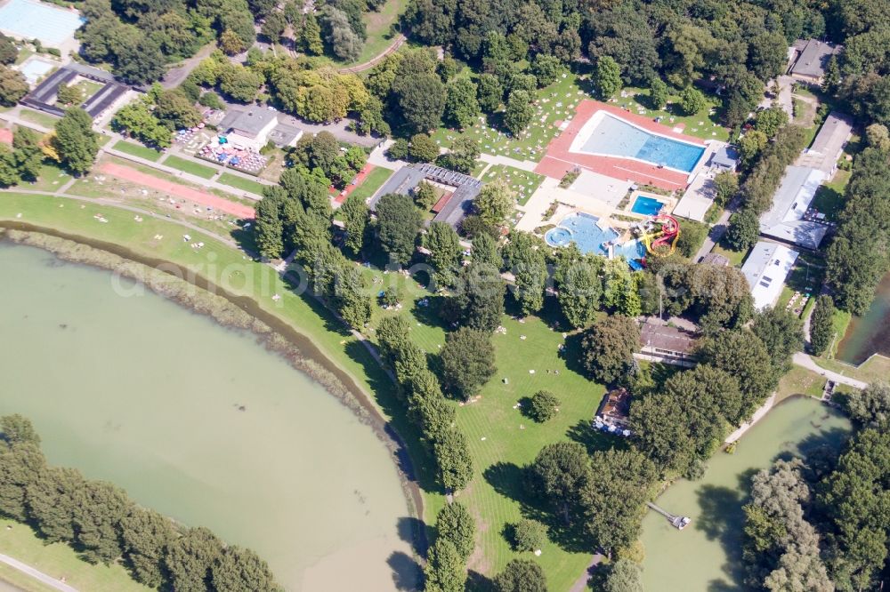 Aerial photograph Karlsruhe - Bathers on the lawn by the pool of the swimming pool Rheinstrandbad Rappenwoert in the district Daxlanden in Karlsruhe in the state Baden-Wuerttemberg, Germany