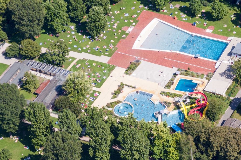 Karlsruhe from above - Bathers on the lawn by the pool of the swimming pool Rheinstrandbad Rappenwoert in the district Daxlanden in Karlsruhe in the state Baden-Wuerttemberg, Germany
