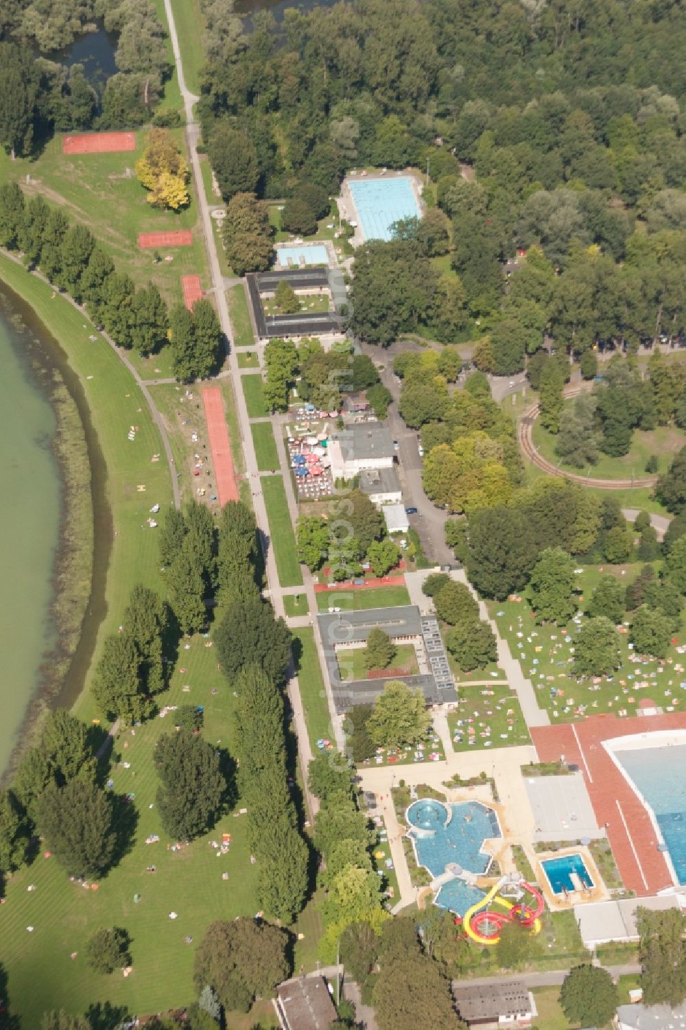 Karlsruhe from the bird's eye view: Bathers on the lawn by the pool of the swimming pool Rheinstrandbad Rappenwoert in the district Daxlanden in Karlsruhe in the state Baden-Wuerttemberg, Germany