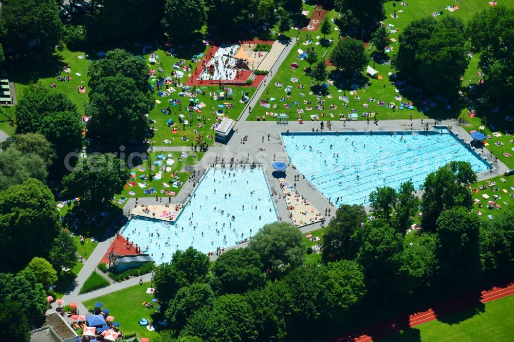 München from the bird's eye view: Bathers on the lawn by the pool of the swimming pool Schyrenbad on Claude-Lorrain-Strasse in the district Untergiesing-Harlaching in Munich in the state Bavaria, Germany