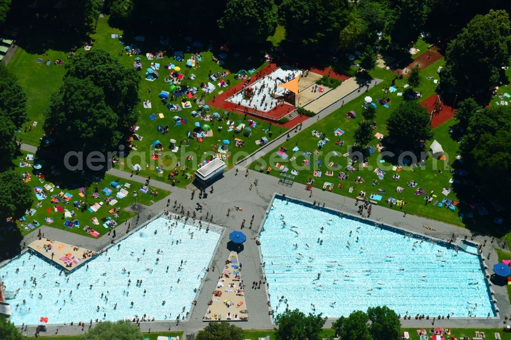 Aerial photograph München - Bathers on the lawn by the pool of the swimming pool Schyrenbad on Claude-Lorrain-Strasse in the district Untergiesing-Harlaching in Munich in the state Bavaria, Germany