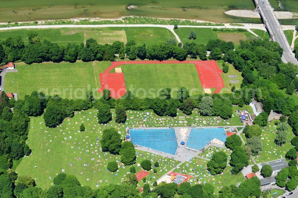Aerial image München - Bathers on the lawn by the pool of the swimming pool Schyrenbad on Claude-Lorrain-Strasse in the district Untergiesing-Harlaching in Munich in the state Bavaria, Germany