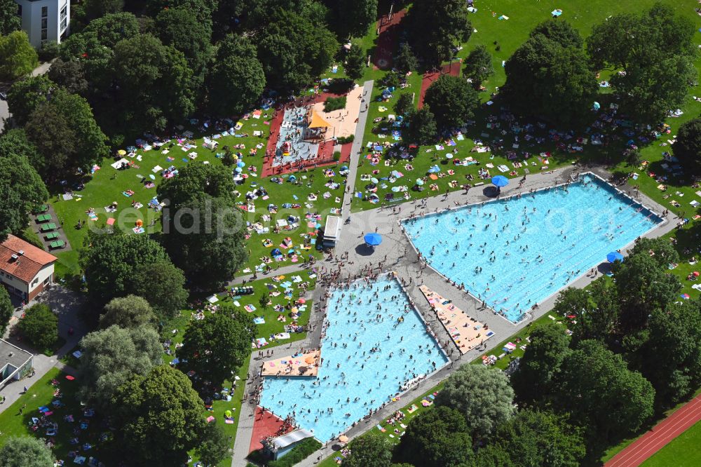 Aerial image München - Bathers on the lawn by the pool of the swimming pool Schyrenbad in Munich in the state Bavaria, Germany