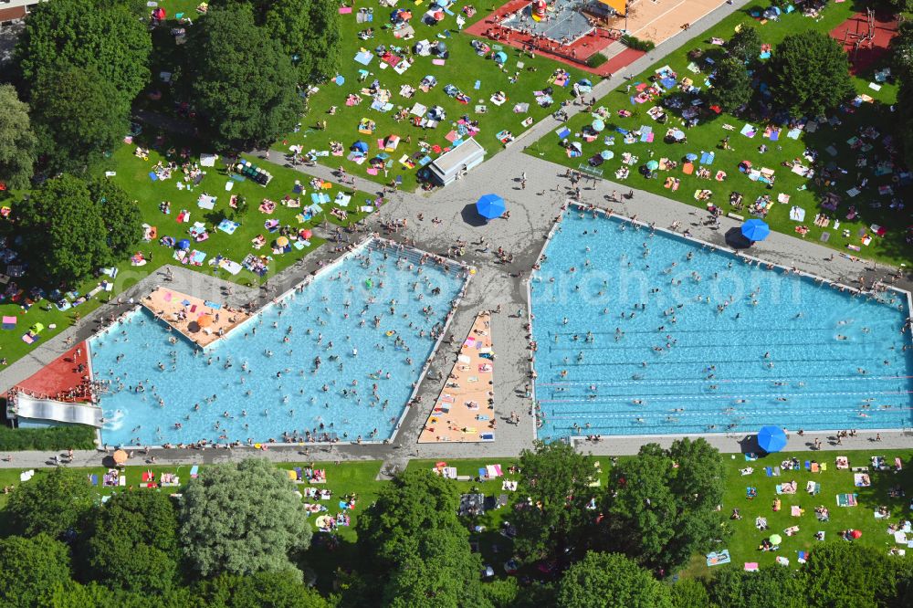 Aerial photograph München - Bathers on the lawn by the pool of the swimming pool Schyrenbad in Munich in the state Bavaria, Germany
