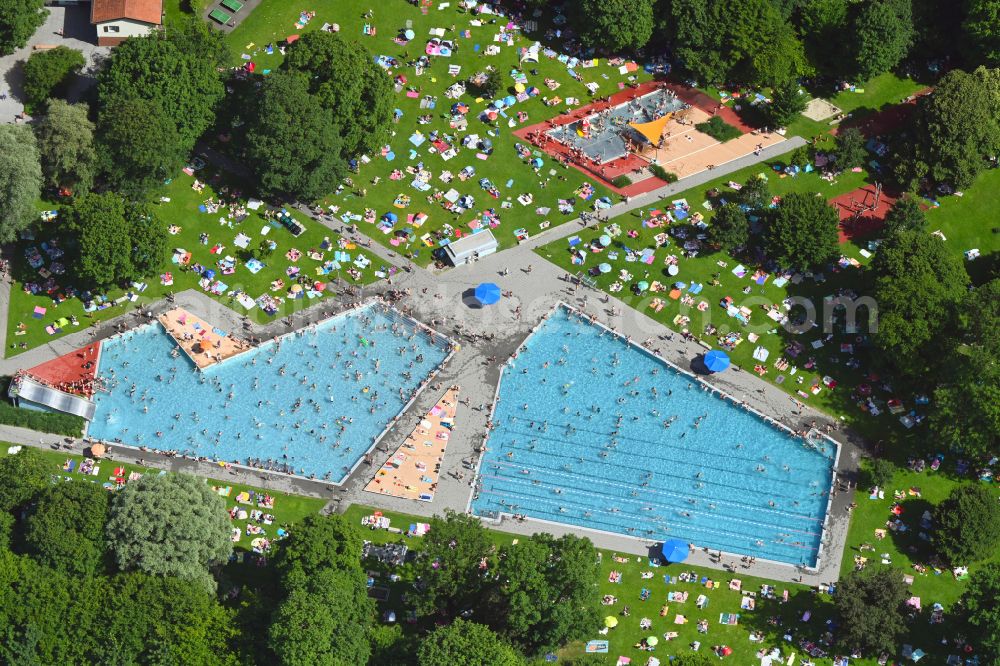 München from above - Bathers on the lawn by the pool of the swimming pool Schyrenbad in Munich in the state Bavaria, Germany