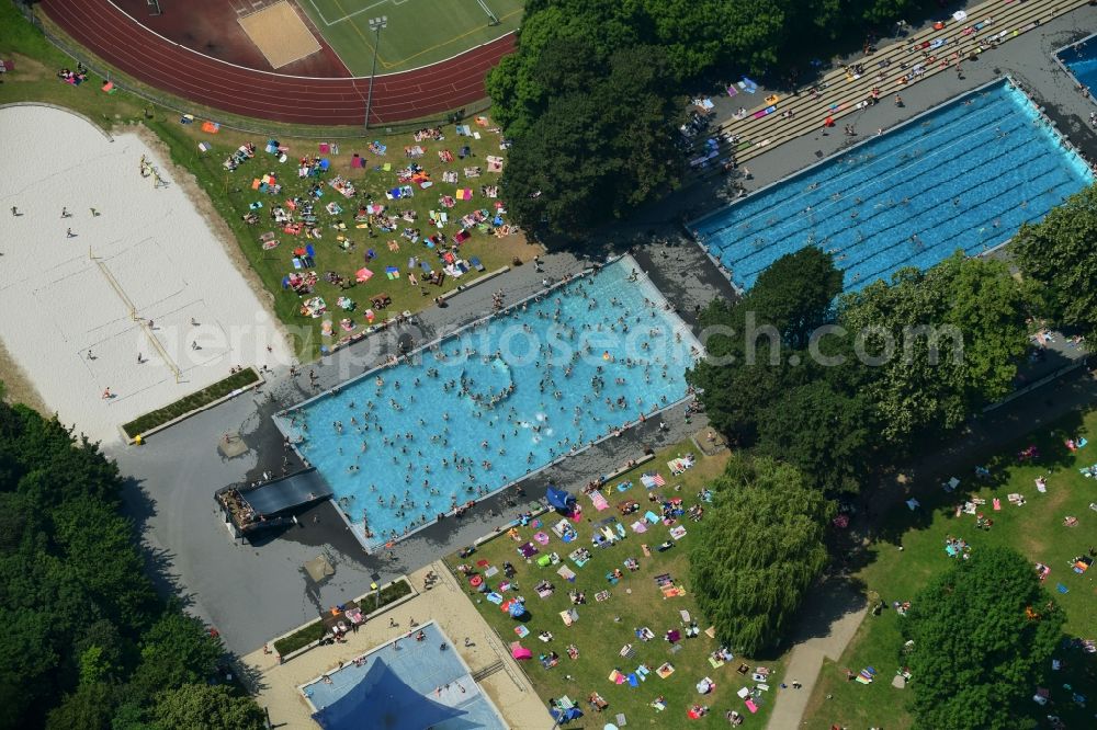 Köln from above - Bathers on the lawn by the pool of the swimming pool Stadionbad on Olympiaweg in the district Muengersdorf in Cologne in the state North Rhine-Westphalia, Germany