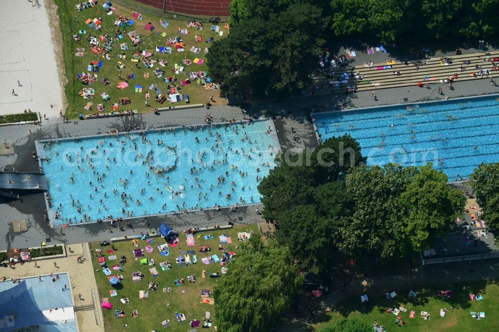Köln from the bird's eye view: Bathers on the lawn by the pool of the swimming pool Stadionbad on Olympiaweg in the district Muengersdorf in Cologne in the state North Rhine-Westphalia, Germany