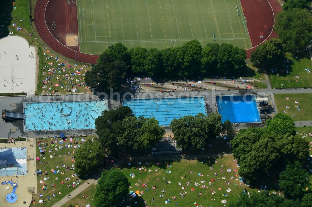 Aerial image Köln - Bathers on the lawn by the pool of the swimming pool Stadionbad on Olympiaweg in the district Muengersdorf in Cologne in the state North Rhine-Westphalia, Germany