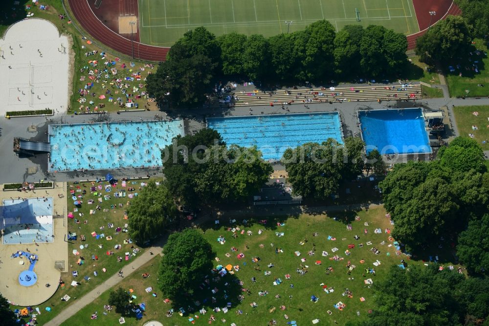 Aerial photograph Köln - Bathers on the lawn by the pool of the swimming pool Stadionbad on Olympiaweg in the district Muengersdorf in Cologne in the state North Rhine-Westphalia, Germany