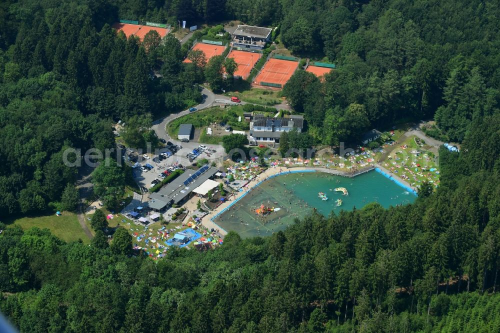 Halver from above - Bathers on the lawn by the pool of the swimming pool Waldfreibad Herpine in the district Winkhof in Halver in the state North Rhine-Westphalia, Germany