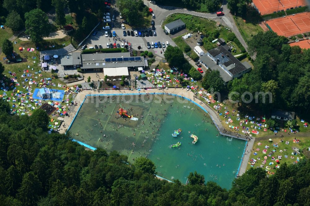 Halver from the bird's eye view: Bathers on the lawn by the pool of the swimming pool Waldfreibad Herpine in the district Winkhof in Halver in the state North Rhine-Westphalia, Germany