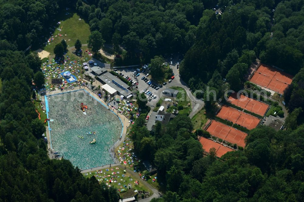 Aerial photograph Halver - Bathers on the lawn by the pool of the swimming pool Waldfreibad Herpine in the district Winkhof in Halver in the state North Rhine-Westphalia, Germany