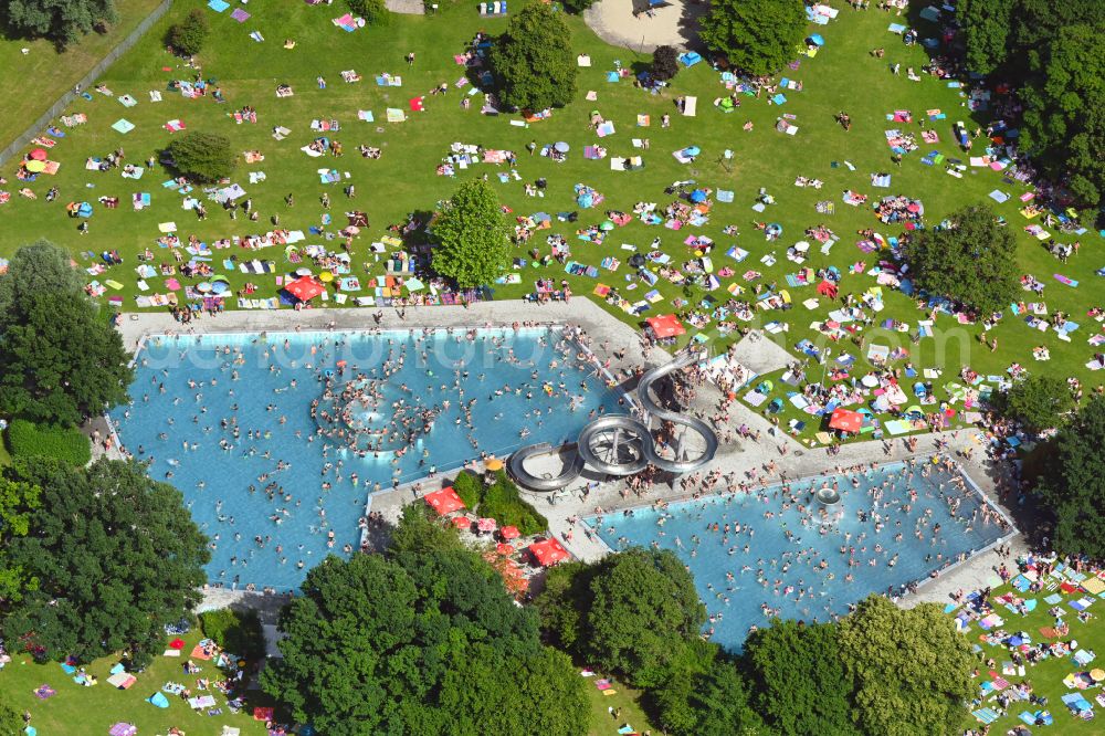 München from above - Bathers on the lawn by the pool of the swimming pool Westbad on Weinbergerstrasse in the district Pasing-Obermenzing in Munich in the state Bavaria, Germany