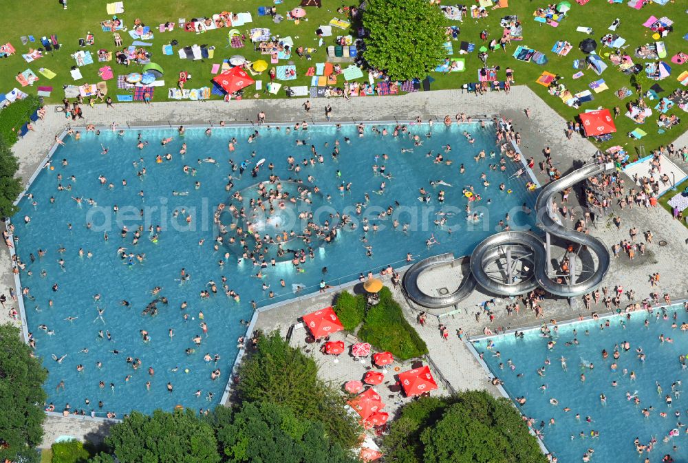 München from the bird's eye view: Bathers on the lawn by the pool of the swimming pool Westbad on Weinbergerstrasse in the district Pasing-Obermenzing in Munich in the state Bavaria, Germany