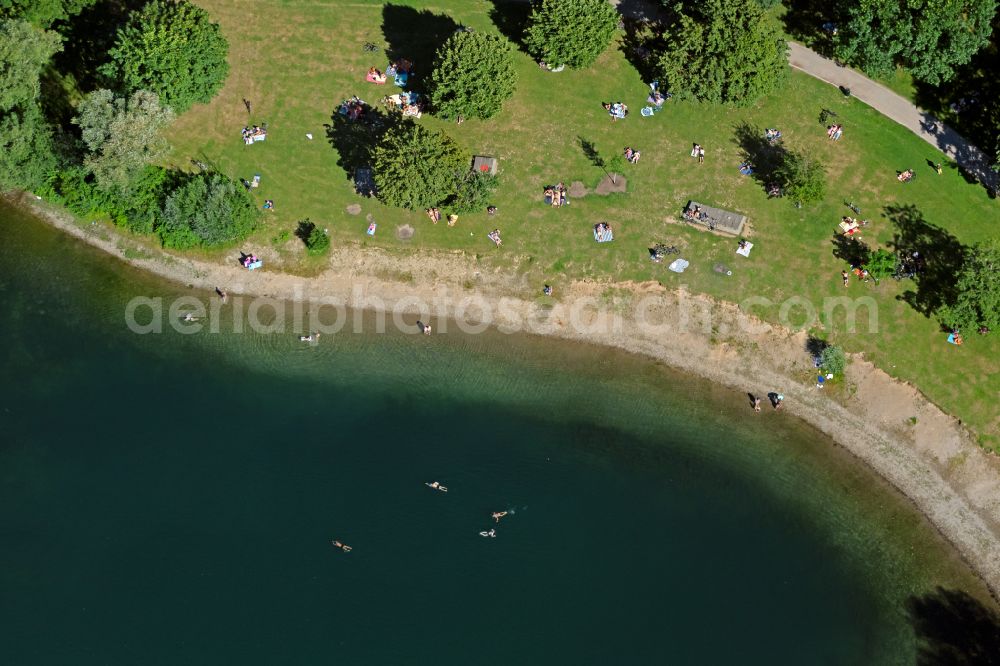 Freiburg im Breisgau from the bird's eye view: Bathers look to cool off in summer on the banks of the lake Dietenbachsee in the district Weingarten in Freiburg im Breisgau in the state Baden-Wuerttemberg, Germany