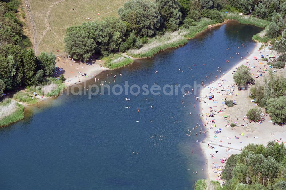 Aerial photograph Berlin - Bathers look to cool off in summer on the banks of the lake Kaulsdorfer See in the district Kaulsdorf in Berlin, Germany