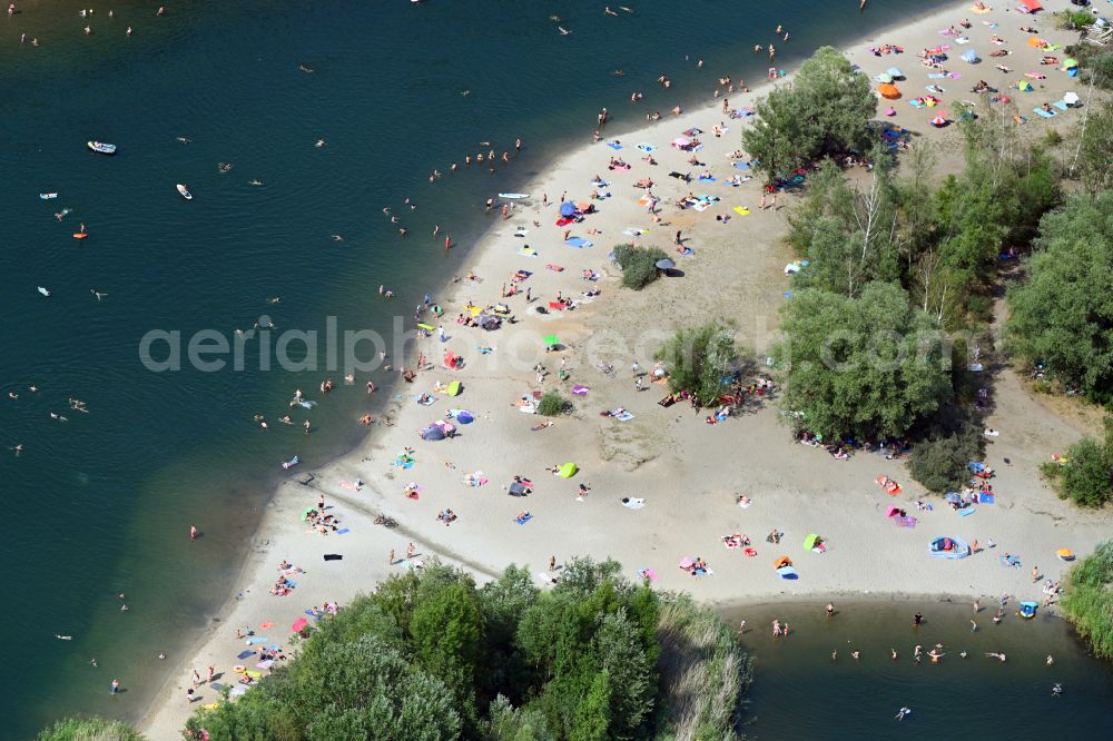 Aerial image Berlin - Bathers look to cool off in summer on the banks of the lake Kaulsdorfer See in the district Kaulsdorf in Berlin, Germany