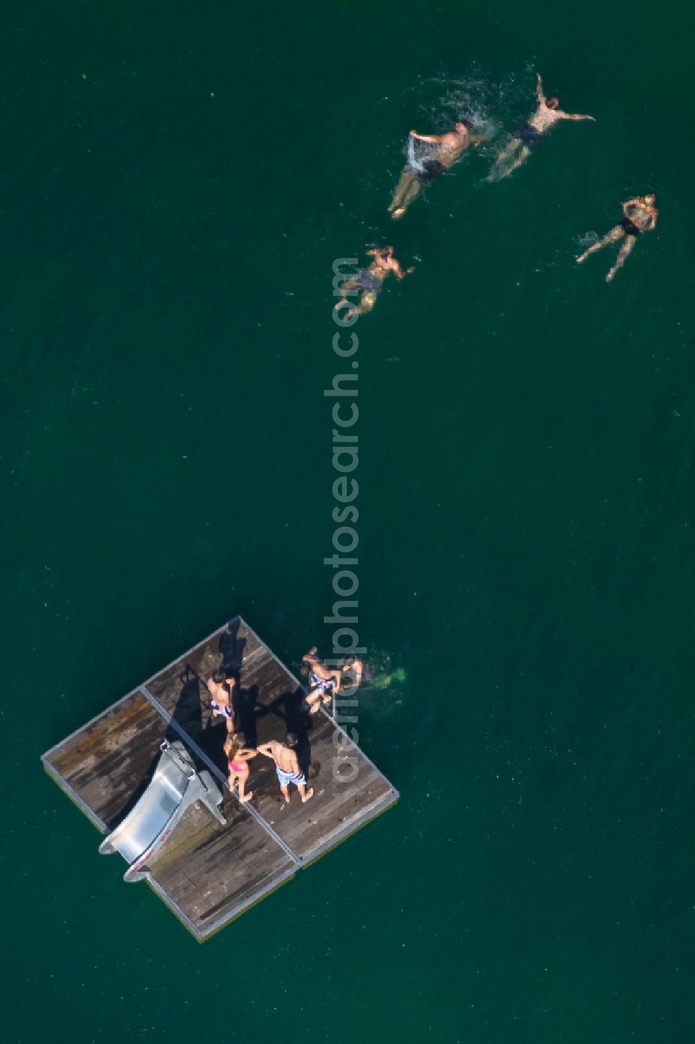 Aerial image Erfurt - Bathers look to cool off in summer on the banks of the lake Nordstrand on a bathing island in Erfurt in the state Thuringia, Germany