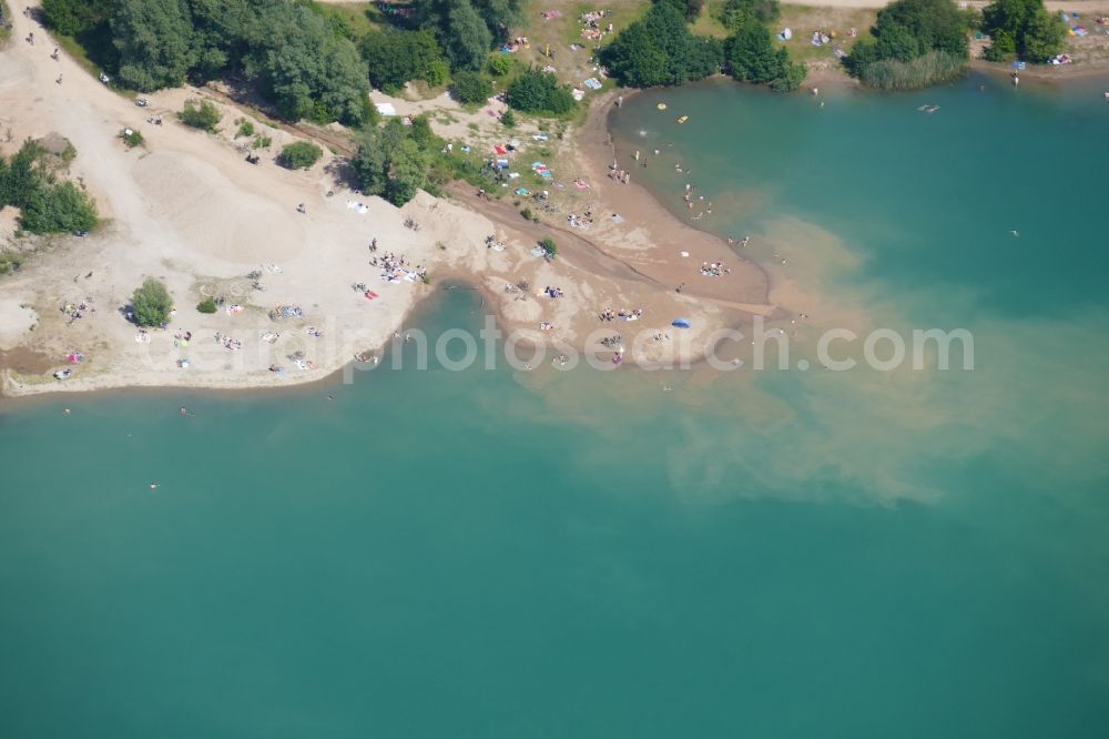 Aerial photograph Rosdorf - Bathers look to cool off in summer on the banks of the lake in Rosdorf in the state Lower Saxony, Germany