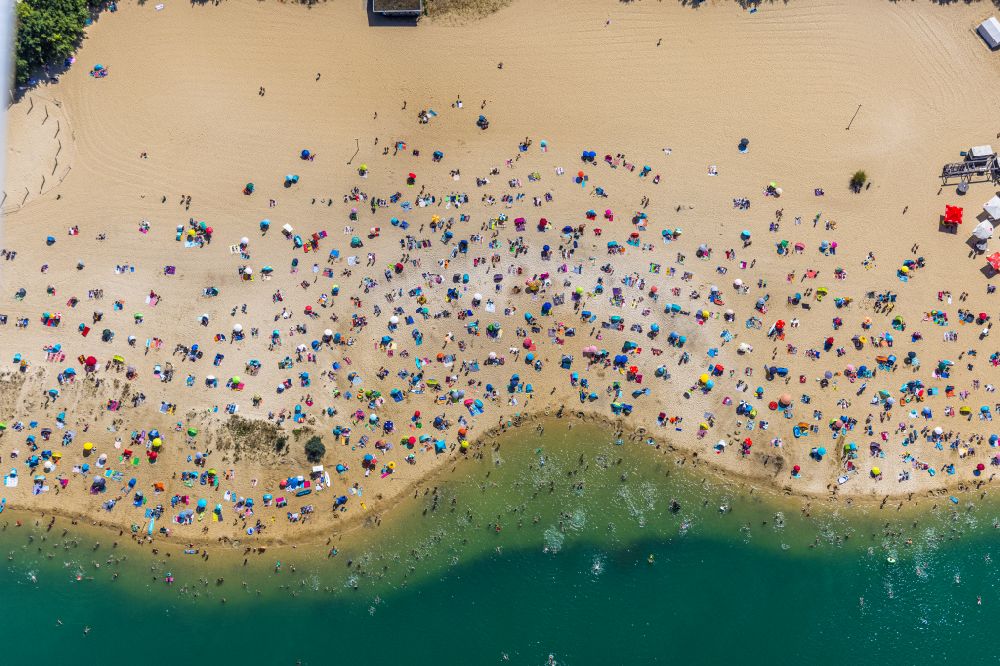 Aerial photograph Sythen - Bathers look to cool off in summer on the banks of the lake Silbersee II in Sythen in the state North Rhine-Westphalia, Germany