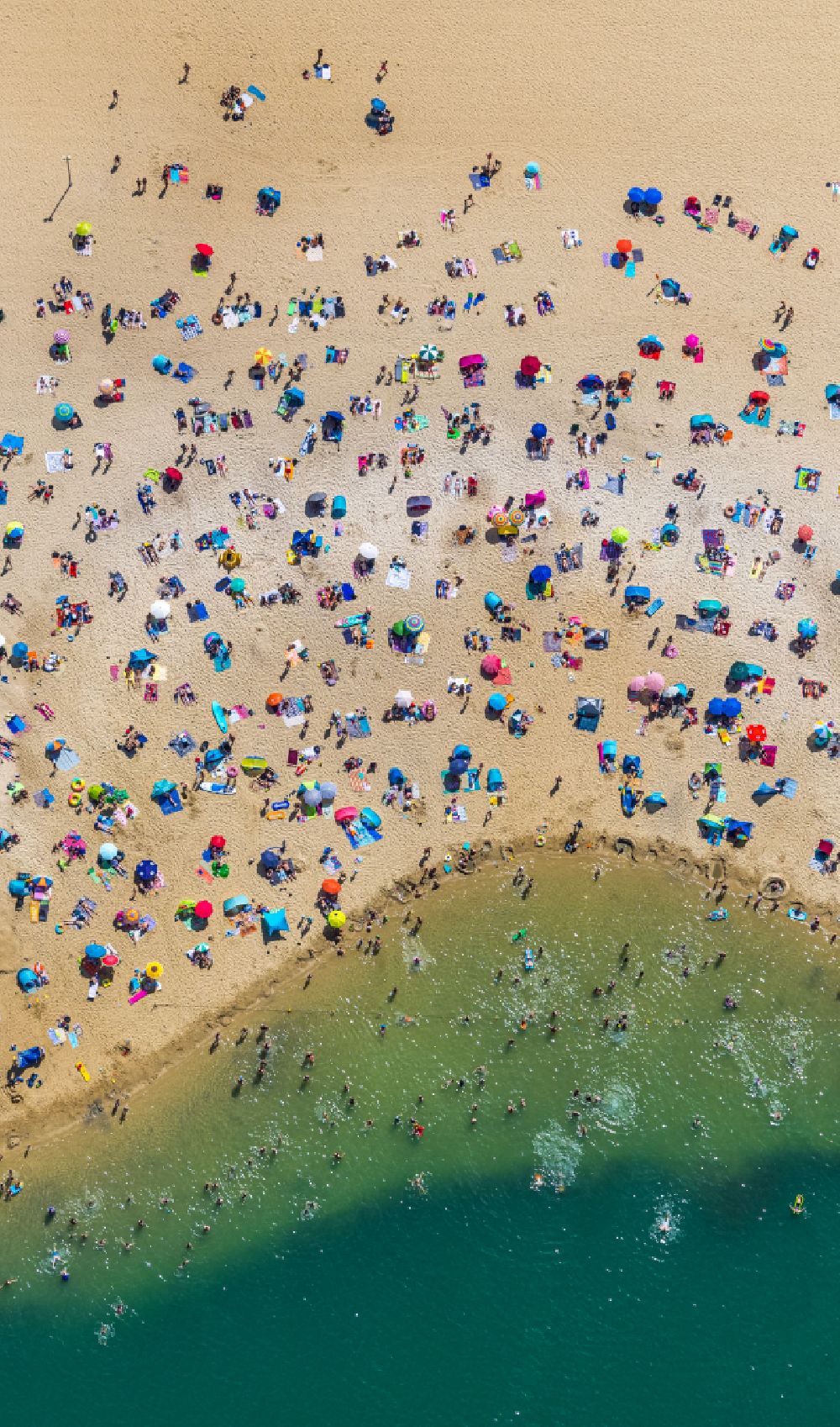 Sythen from above - Bathers look to cool off in summer on the banks of the lake Silbersee II in Sythen in the state North Rhine-Westphalia, Germany