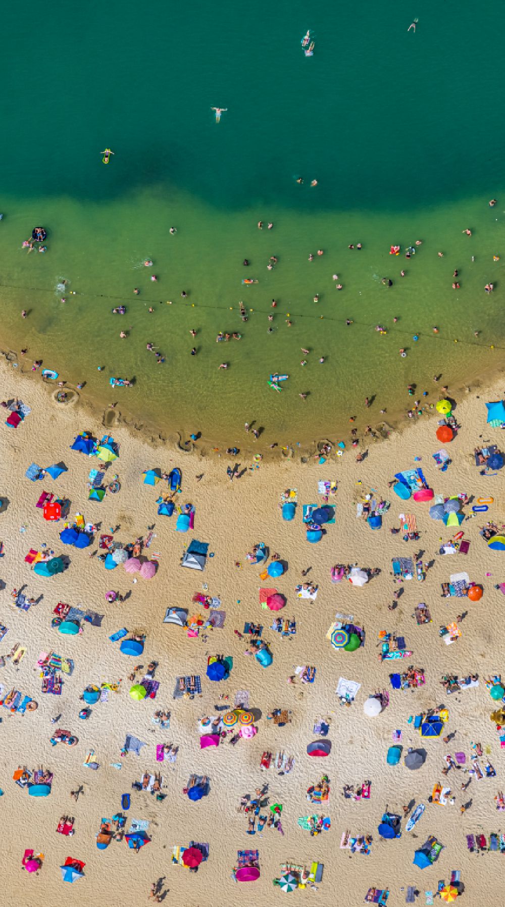 Aerial image Sythen - Bathers look to cool off in summer on the banks of the lake Silbersee II in Sythen in the state North Rhine-Westphalia, Germany