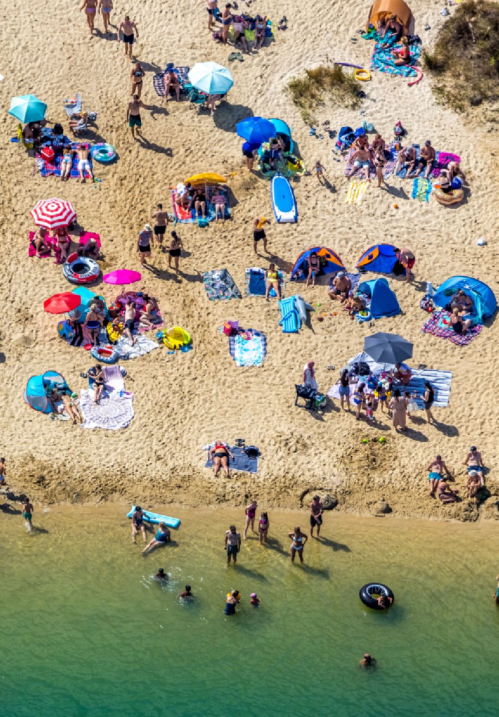 Sythen from above - Bathers look to cool off in summer on the banks of the lake Silbersee II in Sythen in the state North Rhine-Westphalia, Germany