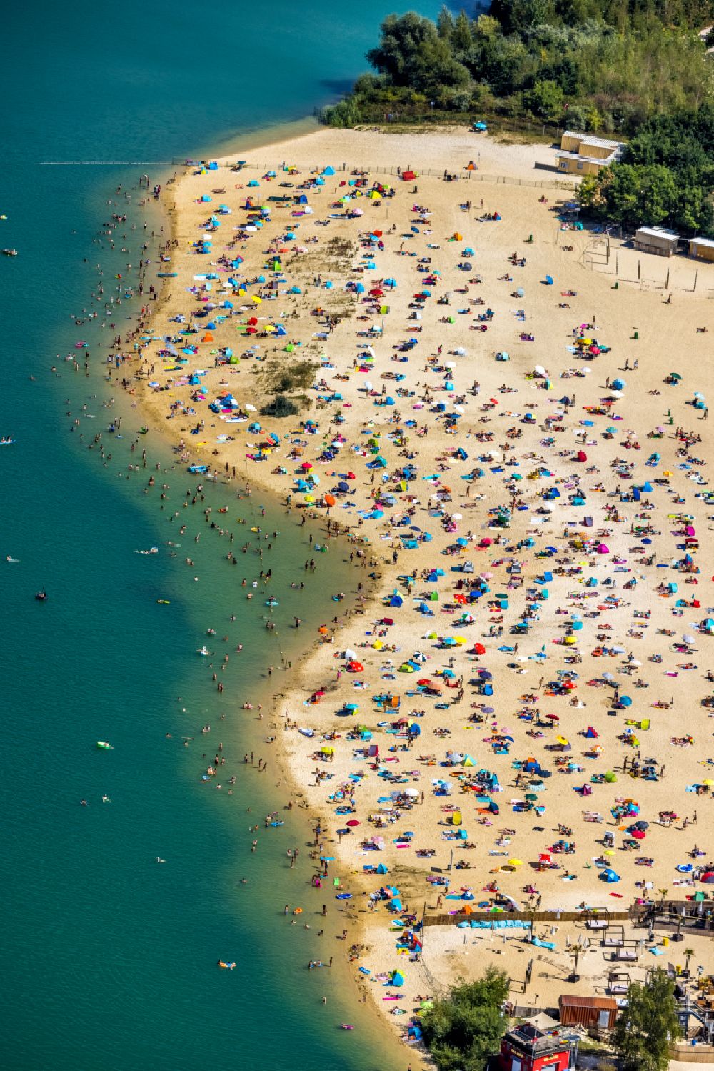 Sythen from the bird's eye view: Bathers look to cool off in summer on the banks of the lake Silbersee II in Sythen in the state North Rhine-Westphalia, Germany