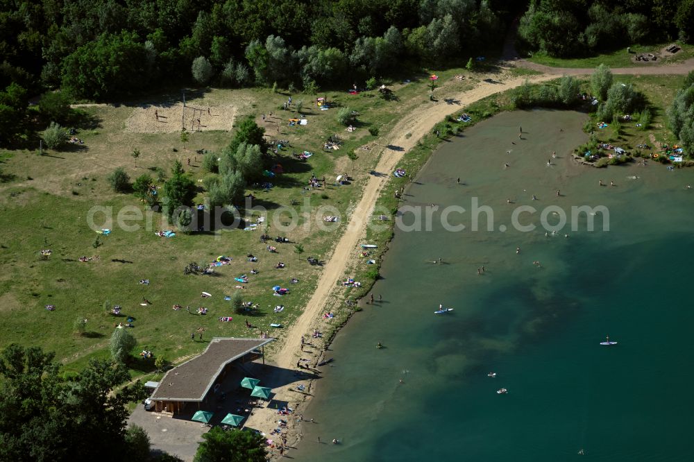 Aerial image Opfingen - Bathers on the beach and on the shore areas of the lake Opfinger See in Opfingen in the state Baden-Wuerttemberg, Germany