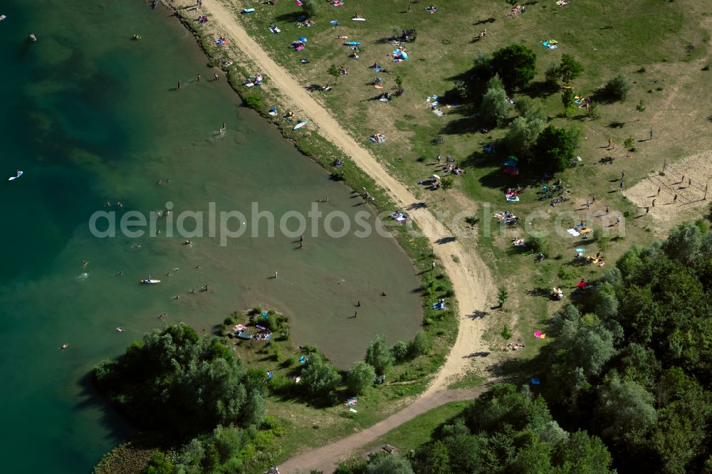 Opfingen from the bird's eye view: Bathers on the beach and on the shore areas of the lake Opfinger See in Opfingen in the state Baden-Wuerttemberg, Germany