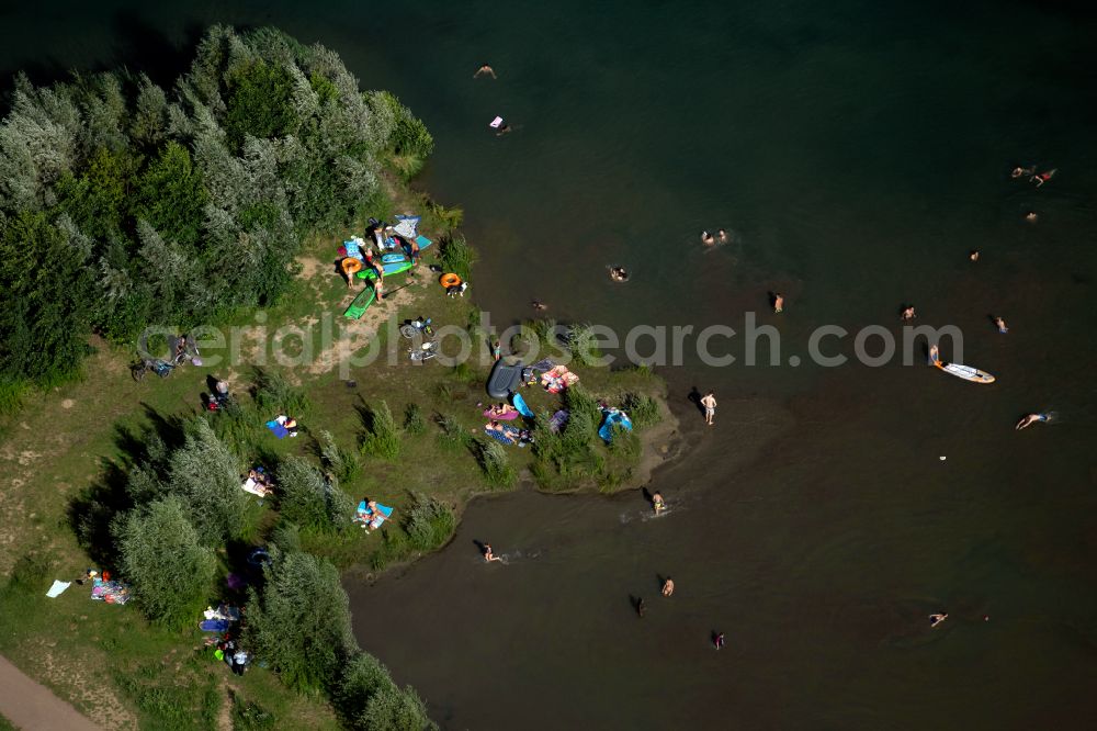 Aerial photograph Opfingen - Bathers on the beach and on the shore areas of the lake Opfinger See in Opfingen in the state Baden-Wuerttemberg, Germany