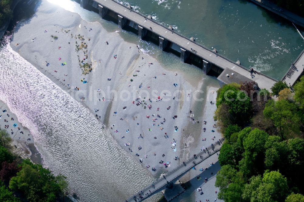 München from the bird's eye view: Bathers on the beach and bank areas of the Isar at Wehrsteg in the district of Au-Haidhausen in Munich in the state Bavaria, Germany