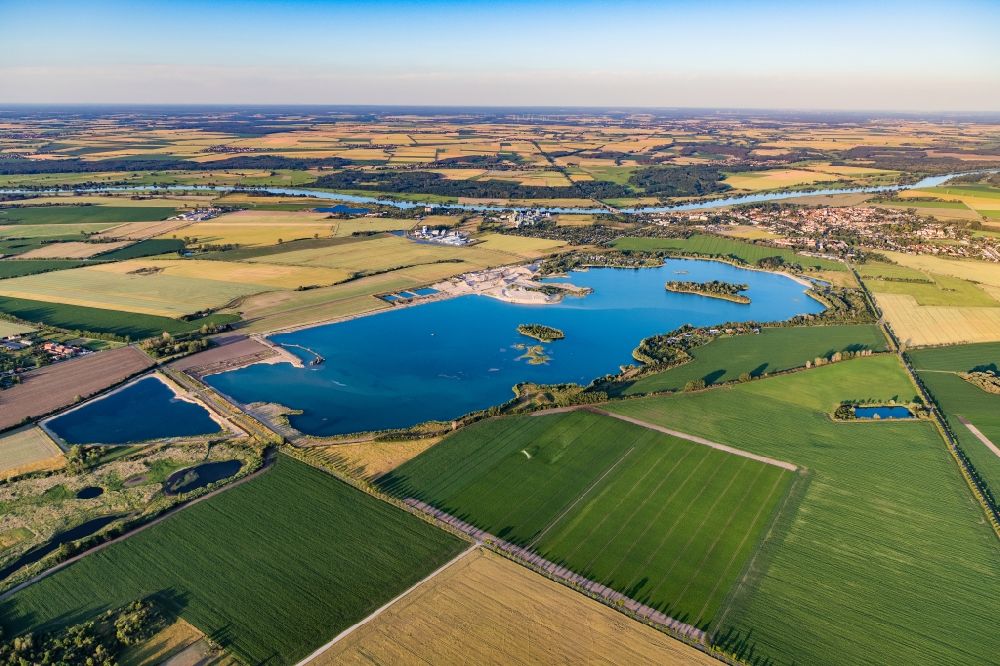 Aerial photograph Barby (Elbe) - Lake shore and overburden areas of the quarry pond in Barby (Elbe) in the state Saxony-Anhalt, Germany