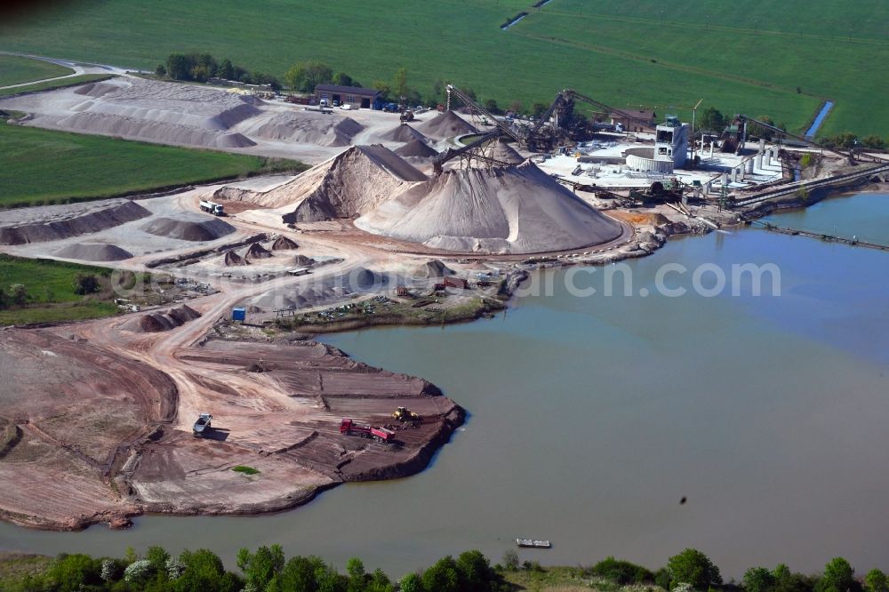 Wildeck from the bird's eye view: Lake shore and overburden areas of the quarry lake and gravel open pit on Auweg in the district Obersuhl in Wildeck in the state Hesse, Germany