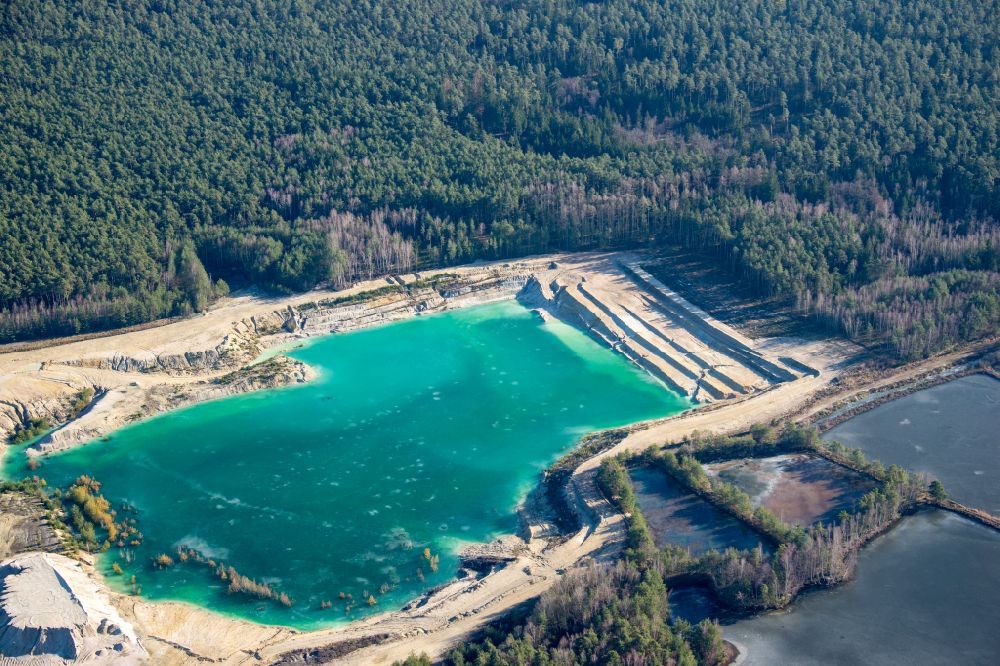 Aerial photograph Schwandorf - Lake shore and overburden areas of the quarry lake and gravel open pit Buecherlgraben on street Tongrubenstrasse in Schwandorf in the state Bavaria, Germany