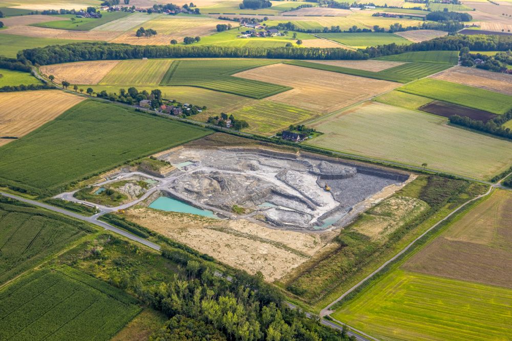 Aerial photograph Beckum - Lake shore and overburden areas of the quarry lake and gravel open pit in Beckum at Ruhrgebiet in the state North Rhine-Westphalia, Germany