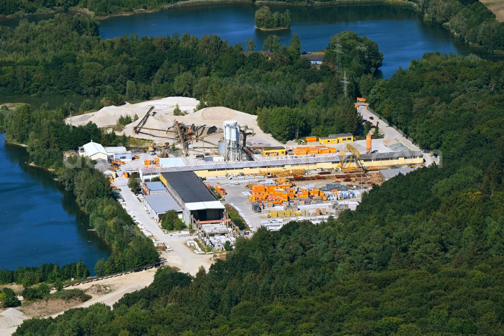Ratekau from the bird's eye view: Lake shore and overburden areas of the quarry pond and gravel opencast mine and concrete plant of Friedrich Schuett + Sohn Baugesellschaft mbH & Co. KG in Ratekau in the state Schleswig-Holstein, Germany