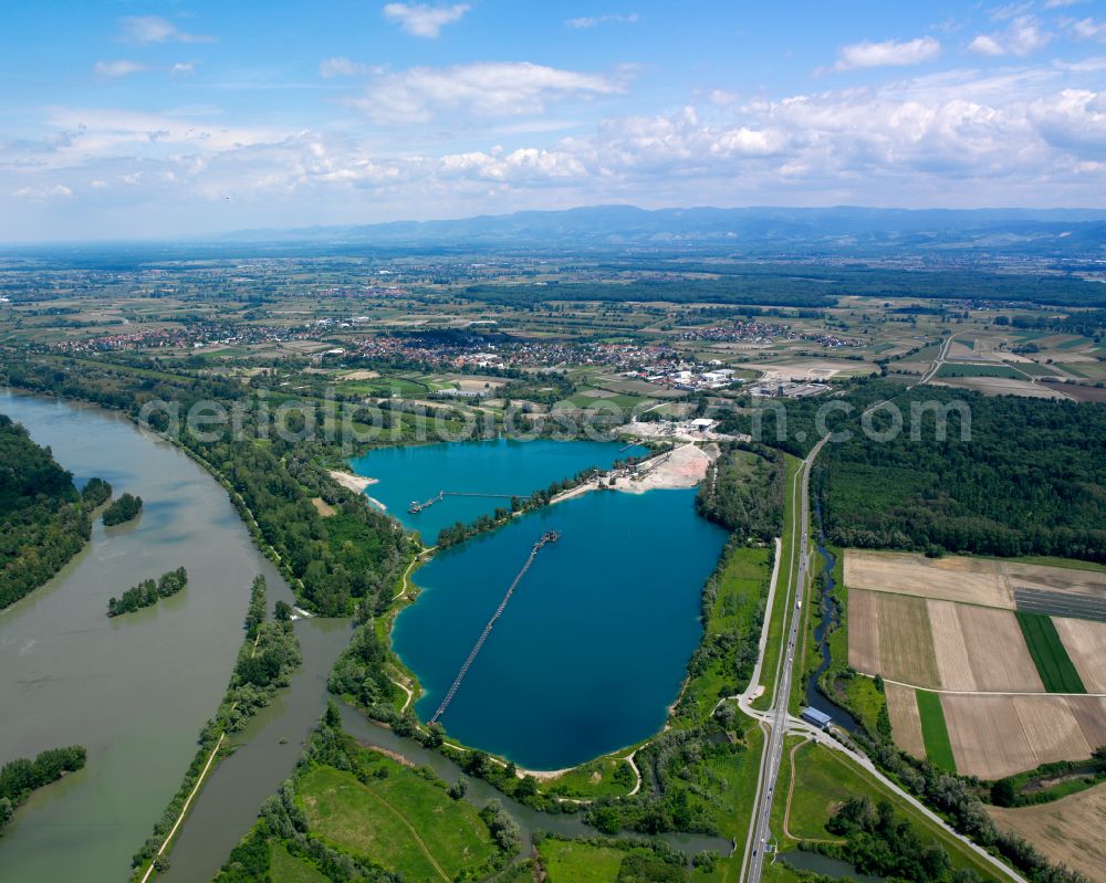 Aerial photograph Goldscheuer - Lake shore and overburden areas of the quarry lake and gravel open pit in Goldscheuer in the state Baden-Wuerttemberg, Germany