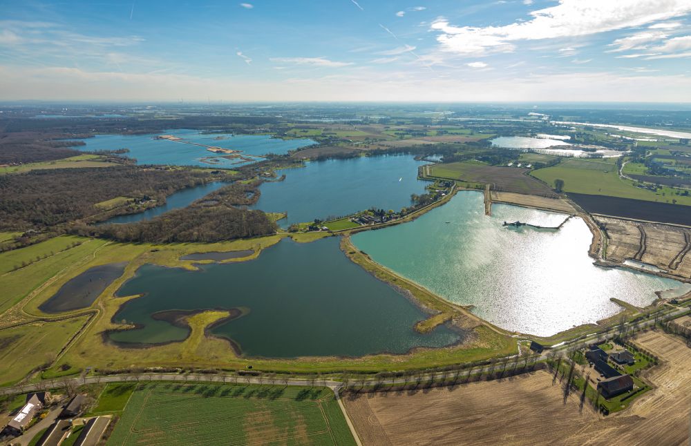 Aerial image Wesel - Lake shore and overburden areas of the quarry lake and gravel open pit Holemans - Kieswerk Bergerfurth on street Bergen in the district Bergen in Wesel at Ruhrgebiet in the state North Rhine-Westphalia, Germany