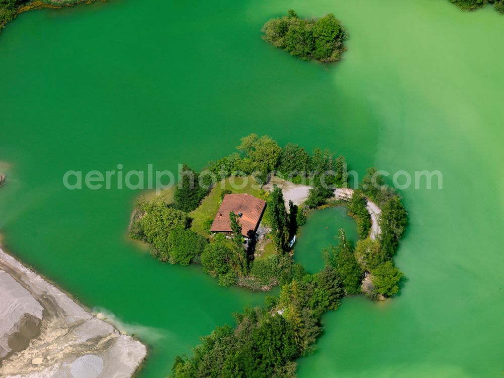 Aerial photograph Schemmerhofen - Lake shore and overburden areas of the quarry lake and gravel open pit with a hut on street Ferdinand-Duenkel-Strasse in the district Alberweiler in Schemmerhofen in the state Baden-Wuerttemberg, Germany