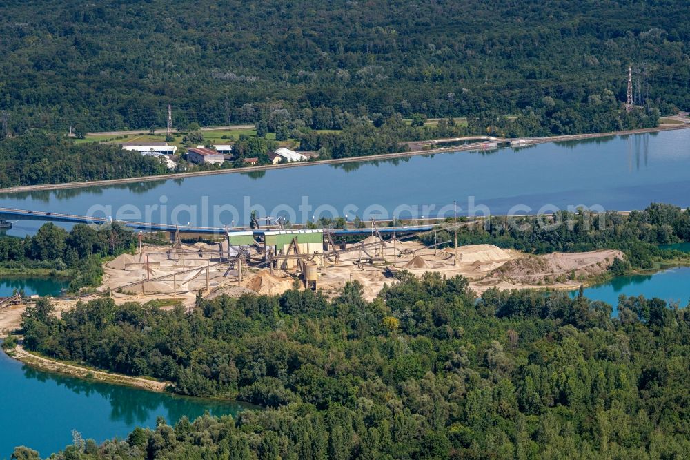 Aerial photograph Neuried - Lake shore and overburden areas of the quarry lake and gravel open pit Kiesgrube Neuried-Altenheim II in Neuried in the state Baden-Wuerttemberg, Germany