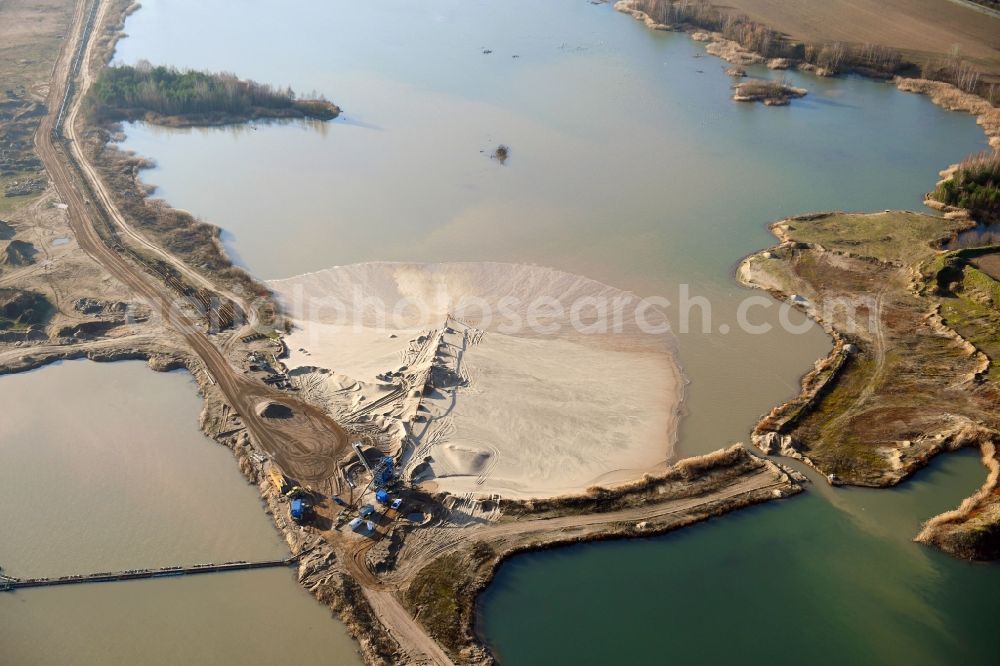 Pinnow from the bird's eye view: Lake shore and overburden areas of the quarry lake and gravel open pit Pinnower Kiessee in Pinnow in the state Mecklenburg - Western Pomerania, Germany