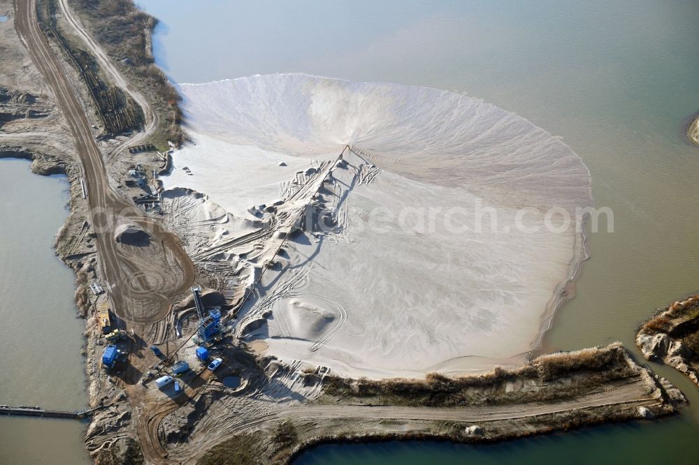 Aerial image Pinnow - Lake shore and overburden areas of the quarry lake and gravel open pit Pinnower Kiessee in Pinnow in the state Mecklenburg - Western Pomerania, Germany