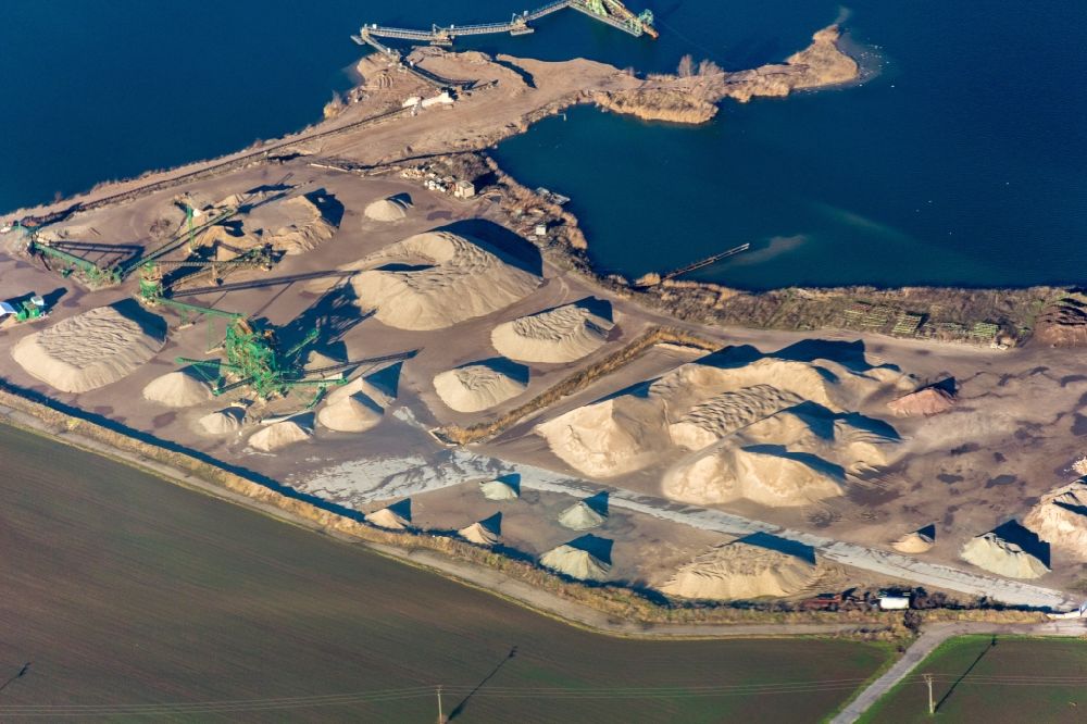 Aerial photograph Plötzkau - Lake shore and overburden areas of the quarry lake and gravel open pit in Ploetzkau in the state Saxony-Anhalt, Germany