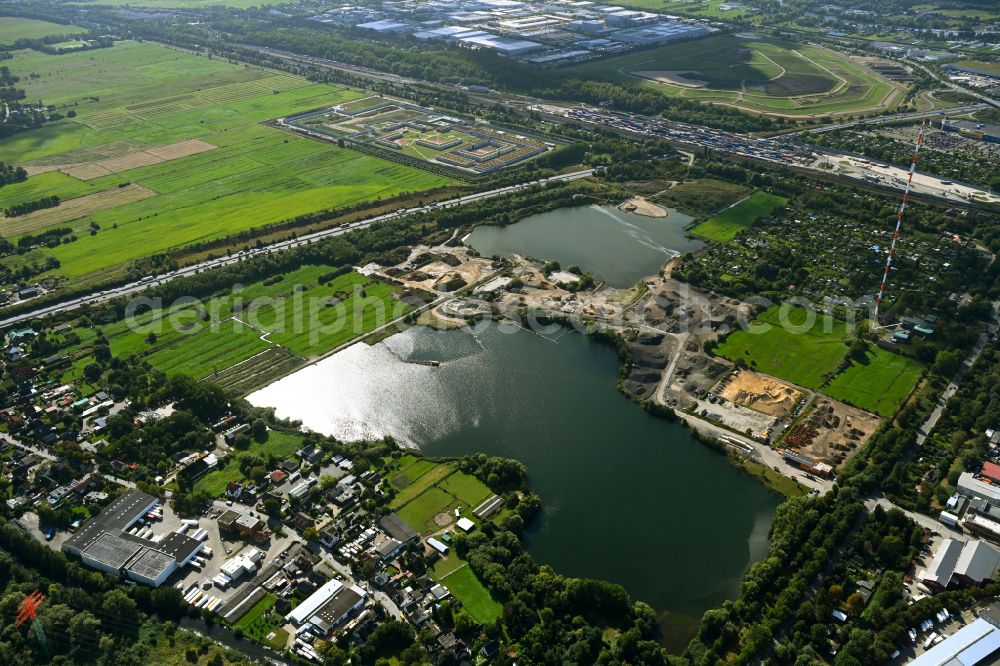 Aerial photograph Hamburg - Lake shore and overburden areas of the quarry lake and gravel open pit of RBS Kiesgewinnung GmbH & Co. KG in the district Billbrook in Hamburg, Germany