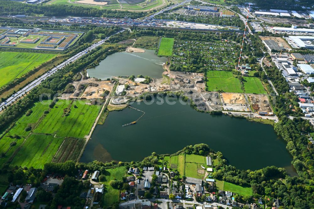 Aerial photograph Hamburg - Lake shore and overburden areas of the quarry lake and gravel open pit of RBS Kiesgewinnung GmbH & Co. KG in the district Billbrook in Hamburg, Germany