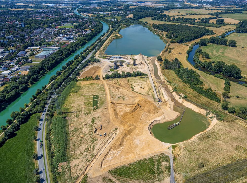 Aerial photograph Wesel - Lake shore and overburden areas of the quarry lake and gravel open pit of RMKS RHEIN MAIN KIES UND SPLITT GMBH & CO. KG in Wesel at Ruhrgebiet in the state North Rhine-Westphalia, Germany